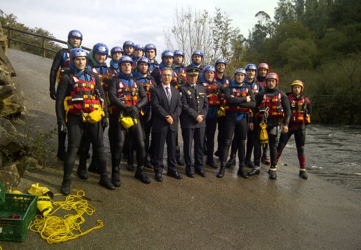 Axentes da Policía Autonómica realizan prácticas do curso de rescate en riadas e salvamento marítimo no río ulla